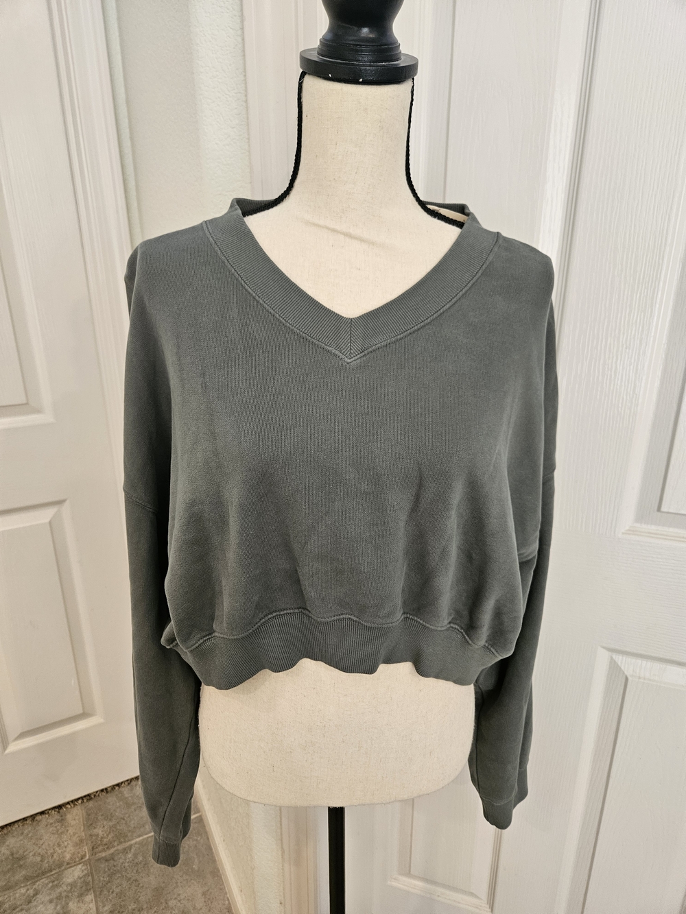 Aerie Cropped V-Neck Pullover Sweatshirt